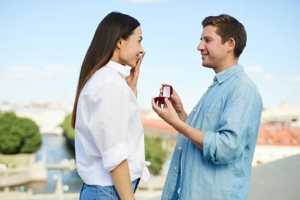 Sorpresa Ragazza Guardando Suo Ragazzo Con Scatola Velluto Aperto Rendendo — Foto Stock