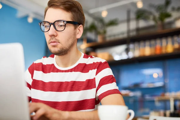 Jovem Empresário Casual Sentado Frente Laptop Navegando Rede Durante Coffee — Fotografia de Stock