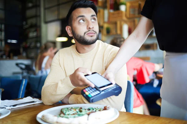 Eigentijdse Kerel Zittend Tafel Café Kijkend Naar Ober Terwijl Het — Stockfoto