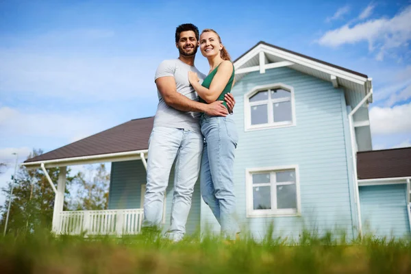 Junge Männer Und Frauen Stehen Umarmung Auf Dem Grünen Rasen — Stockfoto