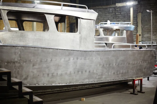 Tersanede Çağdaş Mühendisler Tarafından Inşa Edilen Yeni Metalik Gemi — Stok fotoğraf