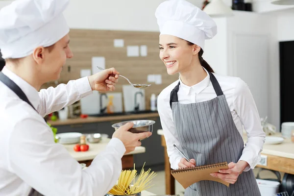 Glimlachend Mooie Jonge Vrouw Chef Koks Hoed Schort Proeverij Voedsel — Stockfoto