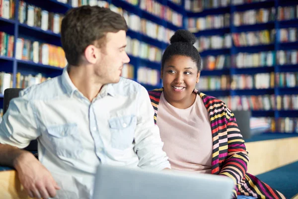 Fröhliche Afrikanische Studentin Gespräch Mit Ihrem Freund Der Bibliothek — Stockfoto