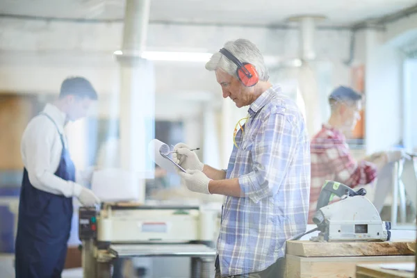 Seriös Omtänksam Snygg Mogen Snickare Öronskydd Lutande Workbench Och Analysera — Stockfoto