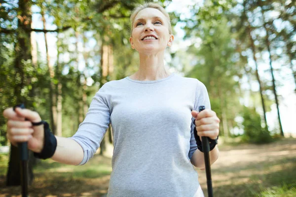 Lycklig Mogen Kvinna Njuter Sommar Dag Parken Eller Skogen Medan — Stockfoto