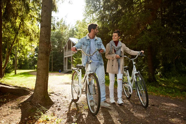 Sonriente Pareja Joven Amorosa Ropa Casual Caminando Con Bicicletas Bosque —  Fotos de Stock