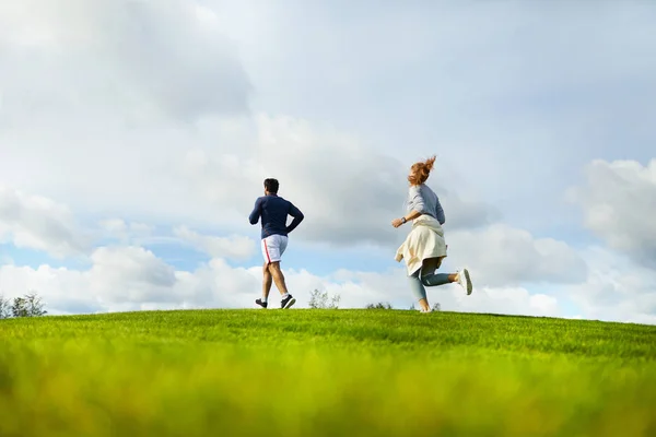 Pareja Joven Activa Ropa Deportiva Trotando Gran Campo Verde Entorno —  Fotos de Stock