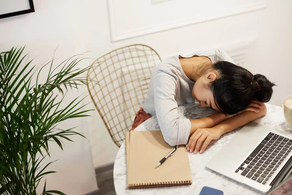 Jong Uitgeput Vrouw Slaap Tafel Tijdens Voorbereiding Voor Seminar Presentatie — Stockfoto