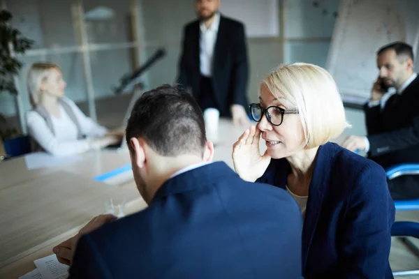 Reife Blonde Frau Formalbekleidung Flüstert Ihrem Kollegen Während Eines Business — Stockfoto