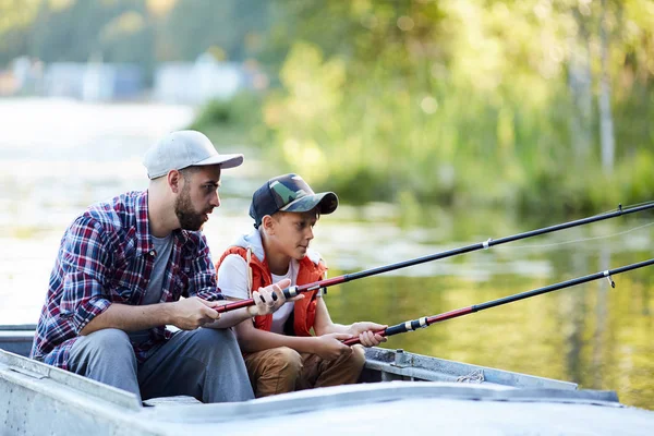 Pai Filho Casualwear Sentado Barco Com Varas Pesca Juntos Fim — Fotografia de Stock