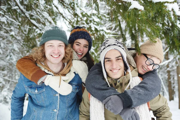 Portrait Deux Beaux Jeunes Couples Amusant Sur Station Hiver Souriant — Photo