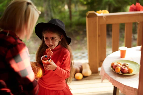 Carino Halloween Ragazza Cappello Rosso Abbigliamento Possesso Dolci Parlando Con — Foto Stock