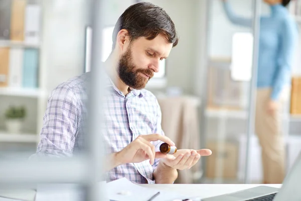 Bearded Manager Met Hoofdpijn Het Nemen Van Pillen Uit Fles — Stockfoto