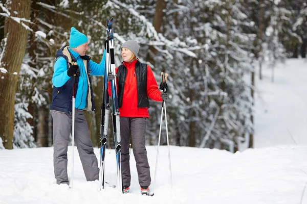 Esposos Seniores Ativos Conversando Floresta Inverno Enquanto Movem Para Baixo — Fotografia de Stock