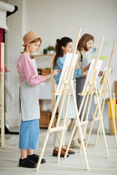 Junge Lernende Stehen Vor Staffeleien Während Sie Unterricht Atelier Individuell — Stockfoto