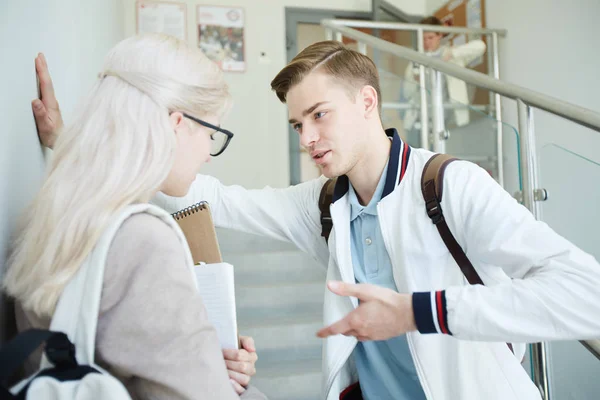 Casual Ragazzo Cercando Fare Conoscenza Con Ragazza Che Gli Piace — Foto Stock