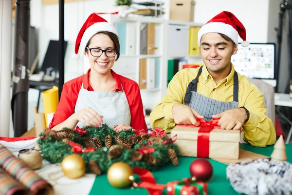 Twee Gelukkige Jonge Ontwerpers Santa Caps Voorbereiden Xmas Geschenken Decoraties — Stockfoto