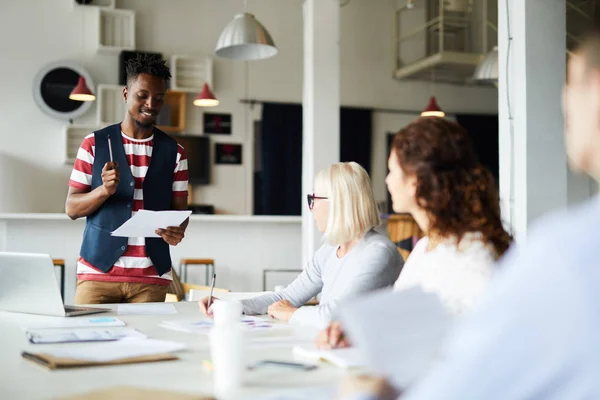 Lächelnder Afrikanischer Geschäftsmann Freizeitkleidung Der Seinen Partnern Bei Der Präsentation — Stockfoto