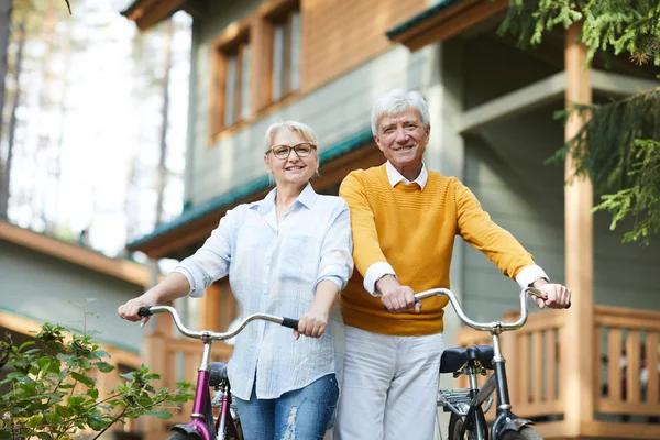 Gut Gelaunte Rüstige Senioren Paare Freizeitkleidung Stehen Vor Dem Landhaus — Stockfoto