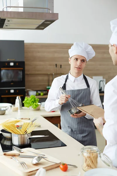 Sérieux Jeune Homme Dans Chapeau Chef Tablier Dépouillé Fouettant Repas — Photo