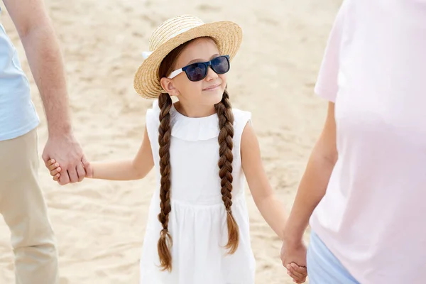 Portrait Cute Little Girl Holding Hands Mom Dad While Enjoying — Stock Photo, Image