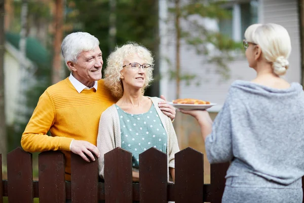 Rijpe Vrouw Geeft Haar Nieuwe Buren Zelfgemaakte Verse Appeltaart Plaat — Stockfoto