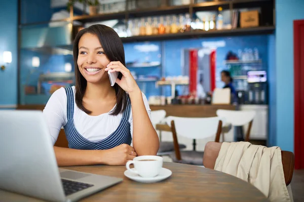 Lächelnde Geschäftsfrau Freizeitkleidung Sitzt Café Tisch Trinkt Und Telefoniert Mit — Stockfoto