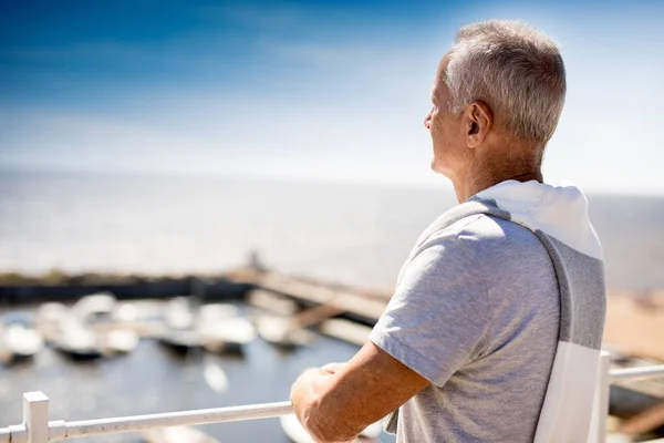 Alter Mann Schaut Auf Deck Während Sommer Urlaub Meer Genießt — Stockfoto