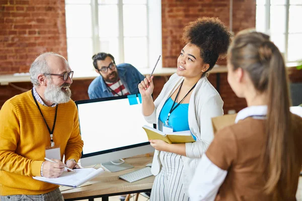 Grupo Colegas Casuais Discutindo Momentos Trabalho Pontos Organização Reunião — Fotografia de Stock