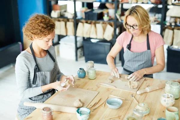 Young Woman Her Colleague Aprons Sitting Wooden Table Working Clay — Stock Photo, Image