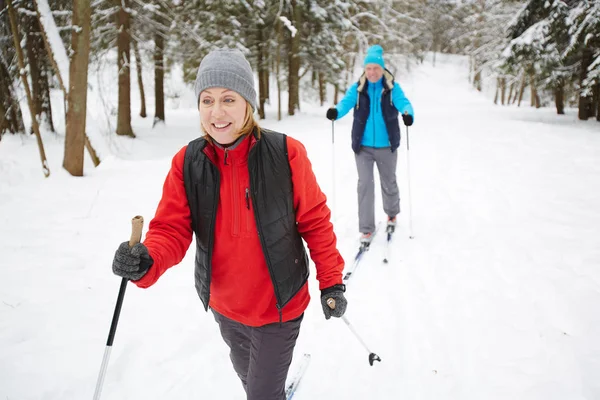 Glad Mogen Kvinna Sportkläder Skidåkning Med Maken Vinter Skog — Stockfoto