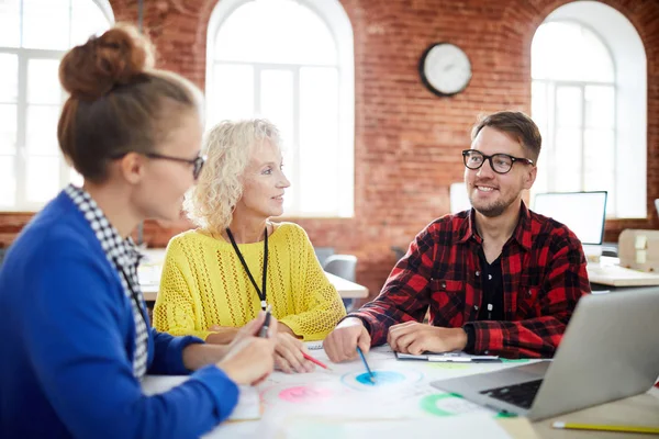 Groep Creatieve Mensen Casualwear Zittend Tafel Het Bespreken Van Organisatie — Stockfoto