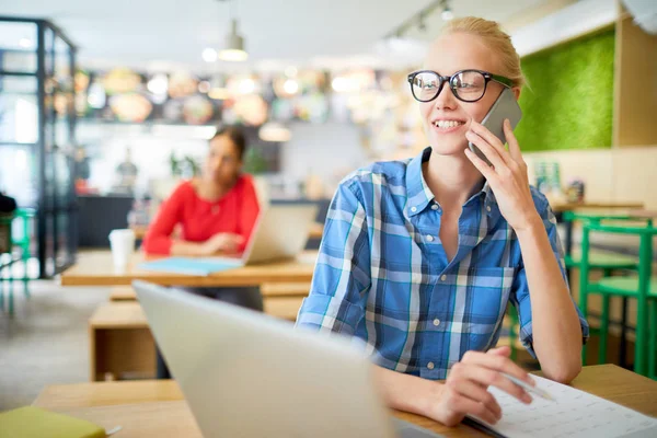 Tatilde Kafede Masa Başında Otururken Akıllı Telefonla Konuşan Rahat Giyimli — Stok fotoğraf