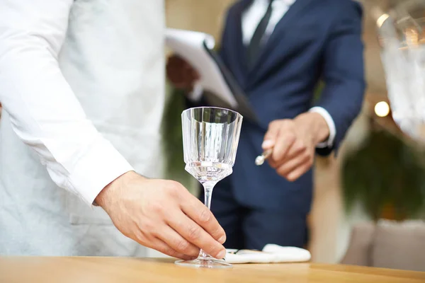 Nahaufnahme Des Kellners Stellt Unter Aufsicht Des Restaurantchefs Ein Weinglas — Stockfoto