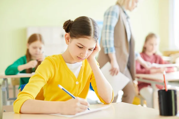 Colegiala Desconcertada Grave Cárdigan Amarillo Apoyándose Cabeza Mano Pensando Las — Foto de Stock