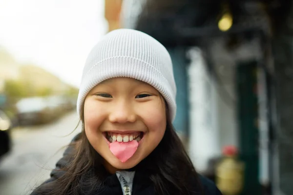 Radosna Zabawna Dziewczyna Różowym Kwiatem Płatka Między Zębami Uśmiech Zębaty — Zdjęcie stockowe