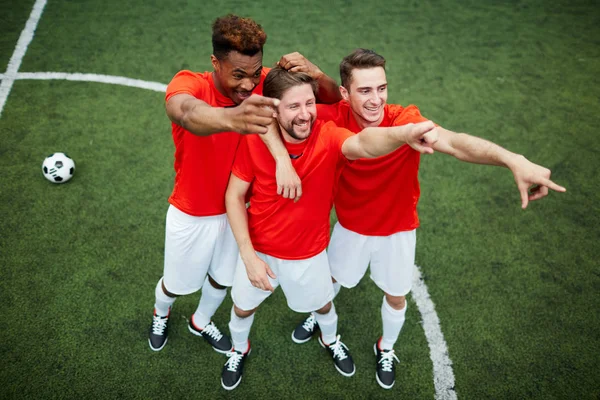 Trois Jeunes Footballeurs Heureux Debout Sur Terrain Vert Riant Pointant — Photo