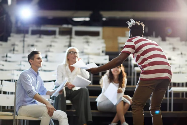 Young Guy Making Speech Audience Front Stage Repetiion Performance — Stock Photo, Image