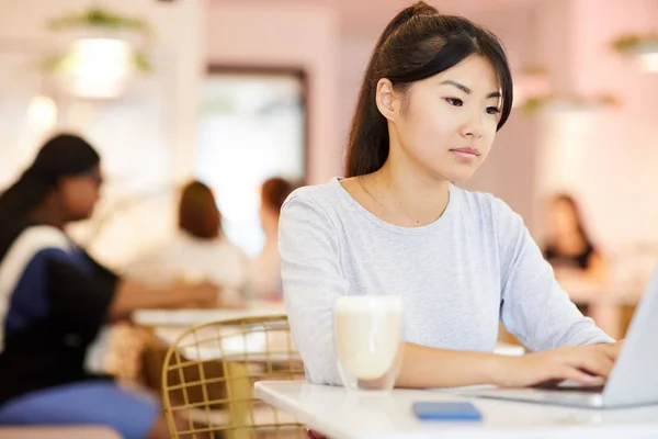 Asiatiskapojke Flicka Maskinskrivning Laptop Keypad Och Sett Dess Uppvisning Fördriva — Stockfoto