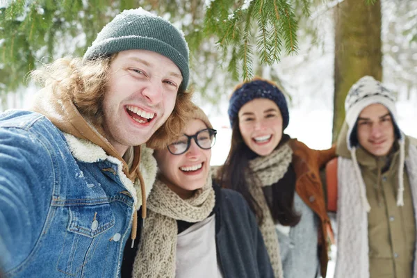 Portrait Four Happy Young People Enjoying Time Winter Resort Laughing — Stock Photo, Image