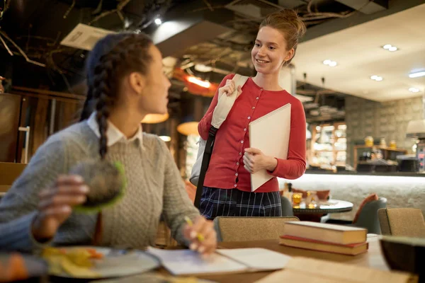 Succesful Student Rucksack Notepad Talking Her Groupmate Cafe Break — Φωτογραφία Αρχείου