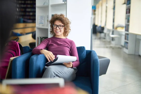 Usměvavý Student Univerzity Sedí Pohodlné Židli Zprávou Moderní Knihovně — Stock fotografie