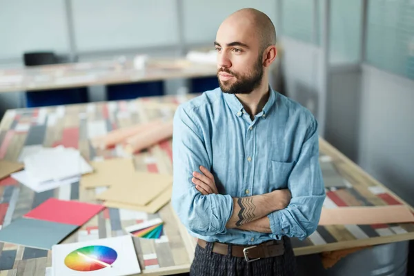 Serious Purposeful Handsome Young Bearded Man Tattoo Leaning Table Looking — Stock Photo, Image