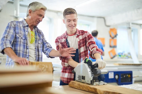 Pozitív Fiatal Asztalos Hallgató Munkahelyi Kesztyű Álló Workbench Használata Körfűrész — Stock Fotó