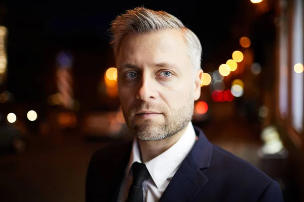 Seriös Affärsman Med Grått Hår Stående Stadsmiljö Natten — Stockfoto