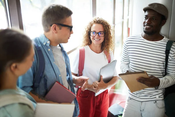 Four Casual Intercultural College Friends Backpacks Chatting Summer Vacations Break — Stock Photo, Image