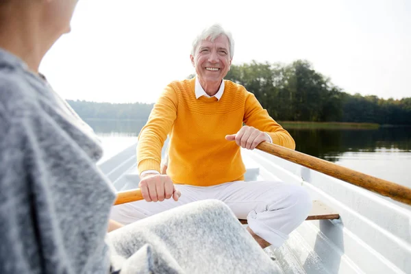 Fröhlich Aufgeregter Gutaussehender Älterer Mann Hemd Und Gelbem Pullover Sitzt — Stockfoto