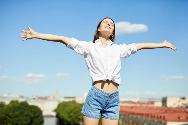 Jovem Mulher Livre Feliz Camisa Branca Calções Jeans Estendendo Braços — Fotografia de Stock