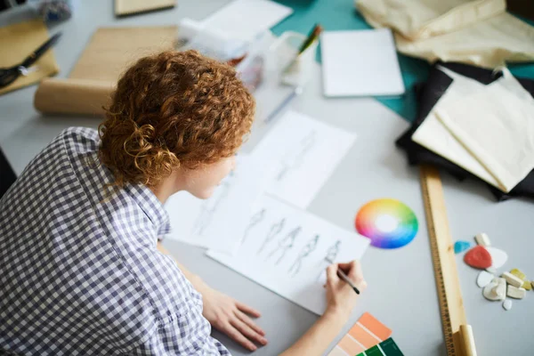 Jonge Moderne Ontwerper Tekent Schetsen Van Modemodellen Voor Haar Nieuwe — Stockfoto