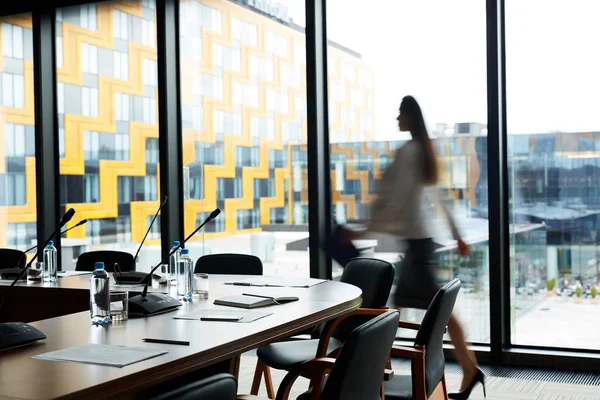 Bakgrundsbild Konferensrum Moderna Kontor Med Suddig Form Affärskvinna Korsar Den — Stockfoto